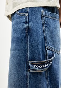 PULL&BEAR BALLOON FIT WITH EMBROIDERED POCKET - Relaxed fit -farkut - blue denim