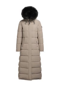 Hosszú bézs színű puffermellény elől zippzárral, két oldalsó zsebbel és fekete szőrme díszítésű kapucnival, hideg időjárásra tervezve.