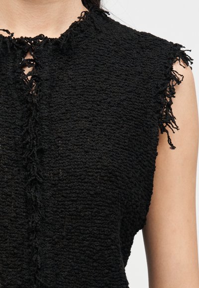 Top preto sem mangas com tecido texturizado em laços. Apresenta decote redondo com bordas desfiadas e fecho frontal parcial com botões.