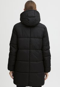 Svart dunjakke med quiltet design, med en stor hette og lange ermer. Glatt, blank overflate med middels lengde.