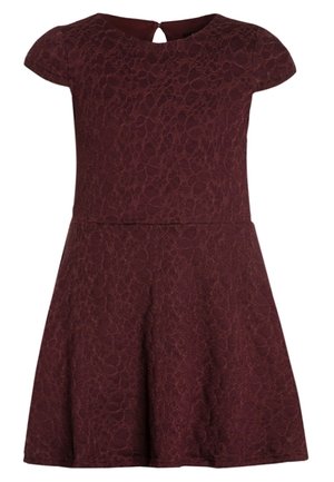 Vestido burdeos de encaje de manga corta con cuerpo ajustado, falda acampanada y cierre con botón en forma de ojo de cerradura en el cuello trasero.