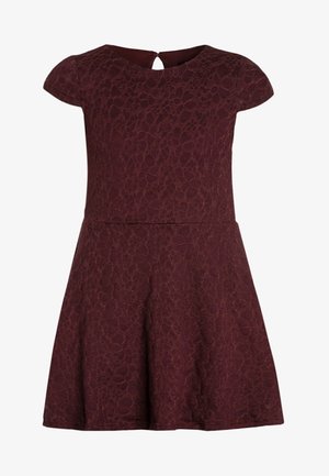 Bordeauxrode kanten jurk met korte mouwen, aansluitend lijfje, uitlopende rok en een knoopsluiting in de vorm van een sleutelgat aan de achterkant van de halslijn.
