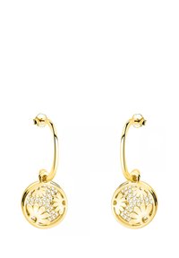 Guldörhängen med ringformade hängande delar som har blommig utskärningar och inlagda klara kristaller, vilket skapar textur och visuell intress.