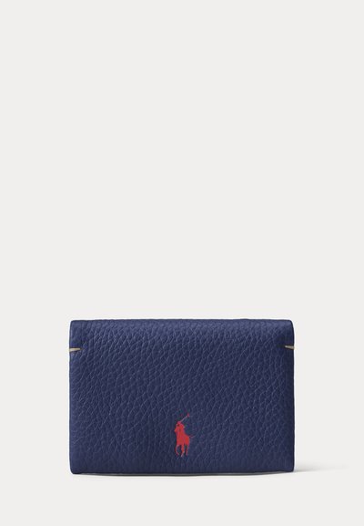 Cartera de cuero texturizado azul marino con un pequeño logo rojo de jugador de polo en relieve en el centro delantero.