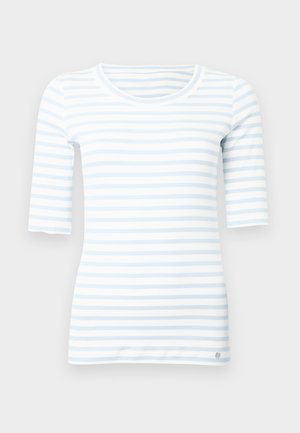Dolga majica s svetlomodrimi in belimi črtami, narejena iz mehkega bombaža, z okroglim izrezom in majhnim logotipom na robu.