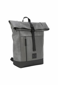Zaino grigio con design a roll-top, caratterizzato da materiale texturizzato, tasca con zip e dettagli neri sulle cinghie e sul fondo.