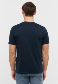 Jūras zilās krāsas kokvilnas T-krekls, īsām piedurknēm, apaļa kakla izgriezuma, vienkāršs dizains, pusfitted forma, minimālas detaļas, nav rakstu vai grafikas.