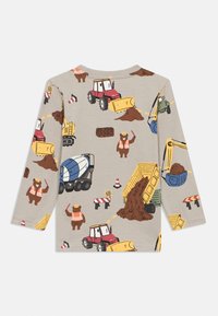 Γκρι μακρυμάνικο πουκάμισο με επαναλαμβανόμενο σχέδιο από κατασκευαστικά οχήματα, χειριστές μηχανημάτων και κώνοι κυκλοφορίας σε διάφορα χρώματα.