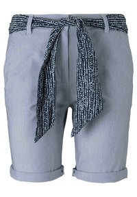 Pantalones cortos a rayas en azul claro con un cinturón decorativo de patrón azul oscuro. Presenta dobladillos enrollados y bolsillos laterales. Textura de tela suave.