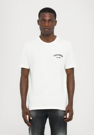 Camiseta de algodón blanca con cuello redondo y mangas cortas. Presenta texto bordado en negro "DSQUARED2 MILANO" en el área del pecho izquierdo.