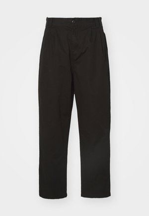 Zwarte broek van gladde stof, met knoopsluiting, rechte snit en twee voorplooien voor extra detail.