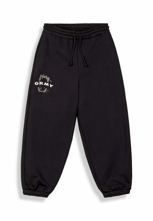 Pantalones de chándal negros con cintura y puños elásticos, cordón y un logo blanco "GRMY" con un diseño estilizado de serpiente cerca del bolsillo izquierdo.