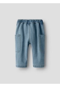Gai zilas džinsu bikses bērniem ar elastīgu jostu un lielām sānu kabatām uz vienkārša pelēka fona.
