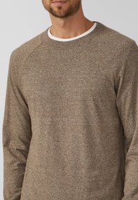 Brauner Strickpullover mit Rundhalsausschnitt, langen Ärmeln und strukturiertem Stoff. Verfügt über einen kontrastierenden weißen Innenkragen.