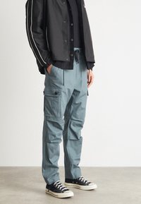HUGO GARLO - Cargobukse - dark green