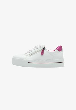 Witte leren sneaker met een platformzool, roze accenten op de hiel en een zilveren ritssluiting. Voorzien van gestructureerde veters en een contrasterende streep.