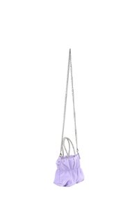 Handtasche aus lila Stoff mit gerafftem Design, silbernen Kettenriemen und doppelten Griffen. Glatte Textur mit gerafften Bereichen für zusätzliche Details.