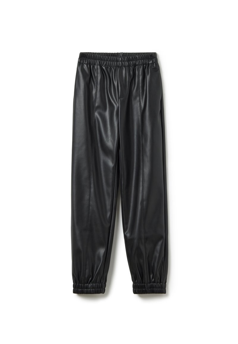 Zwarte nep leren broek met een elastische tailleband en opgerolde boorden. Gladde textuur met een glanzende afwerking, ontworpen voor een ontspannen pasvorm.