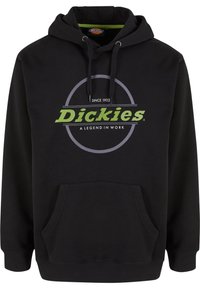 Svart hettegenser med frontlomme, med en grønn og grå Dickies-logo, samt tekst som leser "SINCE 1922" og "A LEGEND IN WORK."