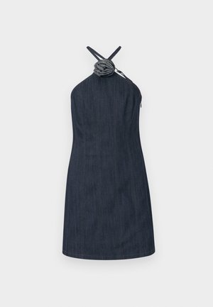 Robe halter en denim bleu foncé. Présente un détail de nœud au niveau du col, une coupe près du corps et une texture lisse avec de légères lignes verticales.