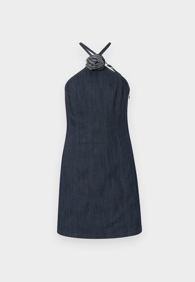 Denim halterklänning i mörkblått. Har en knutdetalj vid halsringningen, kroppsnär passform och en slät yta med subtila vertikala linjer.