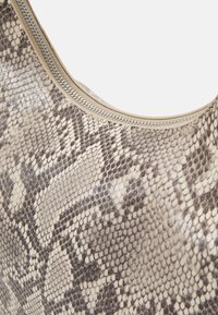 Sac à bandoulière en similicuir effet peau de serpent gris et beige avec un motif texturé et une fermeture éclair argentée sur l'ouverture supérieure. Finition lisse.