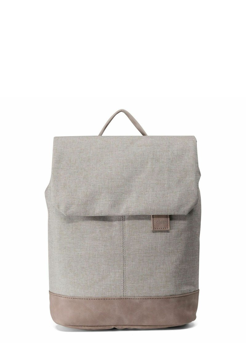 Mochila de tela gris con solapa plegable, fondo de cuero y un asa superior. Presenta un diseño minimalista y una superficie texturizada.