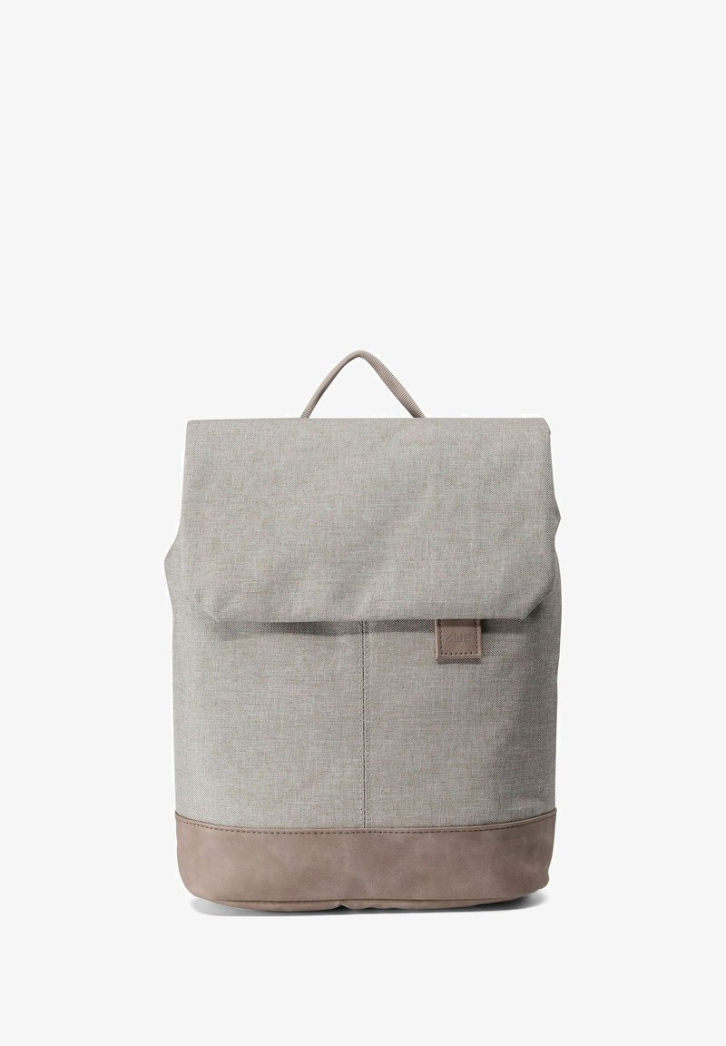 Sac à dos en tissu gris avec un rabat supérieur, un fond en cuir beige et une poignée supérieure. Il présente un design simple et une petite étiquette de marque.