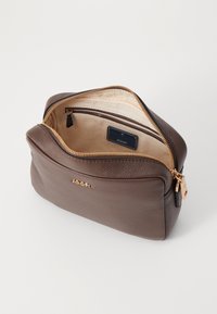 JOOP! VIVACE CLOE  - Taška s příčným popruhem - seal brown