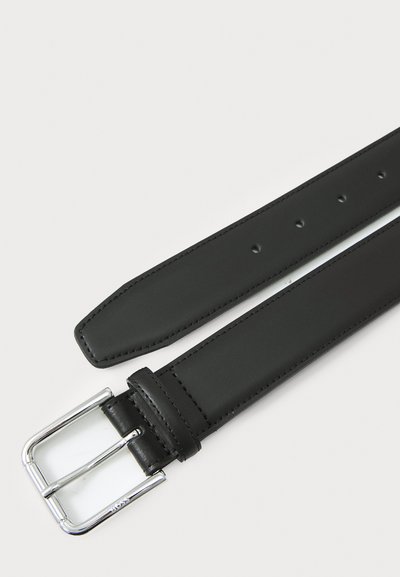 Ceinture en cuir noir avec une texture lisse, dotée d'une boucle en métal argenté brillante et de plusieurs trous pour l'ajustement.