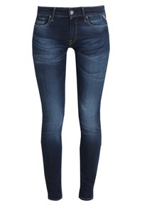 Jeans de mezclilla azul oscuro, con un diseño ajustado, ligero desgaste, cinco bolsillos y un cierre de botón estándar.