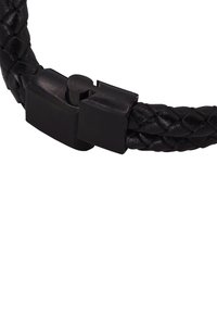 Bracciale in pelle intrecciata nera con chiusura rettangolare in metallo nero opaco per un fissaggio sicuro. Texture liscia e design flessibile.