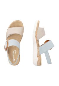 Hellblaue und beige Sandalen mit einem runden Holzakzent, weichem Fußbett und strukturiertem Kork-ähnlichem Sohle. Verstellbare Riemen für Komfort und Passform.