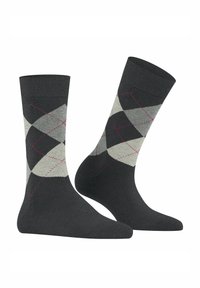 Graue Argyle-Socken mit einem Rautenmuster in Hellgrau und Weiß, akzentuiert mit rosa Nähten auf dunkelgrauem Untergrund. Weiches Strickmaterial.
