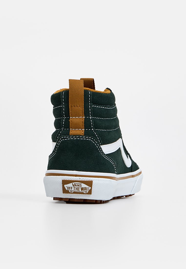 Grüne Wildleder-Hochtop-Sneaker mit weißen Akzenten, einer braunen Gummisohle und einer Schlaufe am Fersenbereich. Verfügt über genähte Details und ein Logo-Patch.