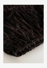 Sélectionné, chocolate brown