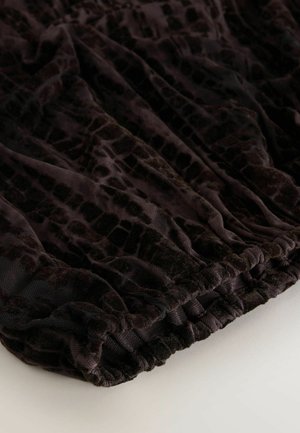 Must mustriga kangas sametise viimistlusega, mis on kaunistatud krokodillimustriga ja kogutud elastse vöökohtaga. Sile ja pehme tekstuur.