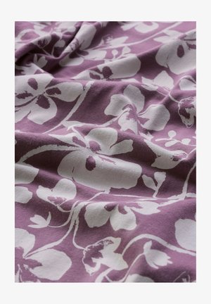 Material violet cu model floral alb, prezentând falduri moi și textură.