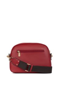 Borsa a tracolla rossa in pelle con forma rettangolare, superficie testurizzata, accessori in metallo dorato e tracolla scura regolabile. Dotata di chiusura con zip.