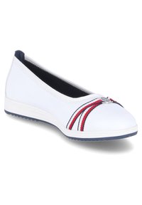 Weiße flache Schuhe mit runder Zehenform, verziert mit rot-blauen Streifenakzenten und silbernem Zubehör an der Vorderseite. Gummisohle mit leichtem Höhenunterschied.