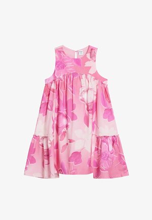 Ružové kvetinové šaty bez rukávov s naškrobeným pásom a rozšírenou sukňou. Materiál zobrazuje veľké svetlé a tmavé ružové kvety.