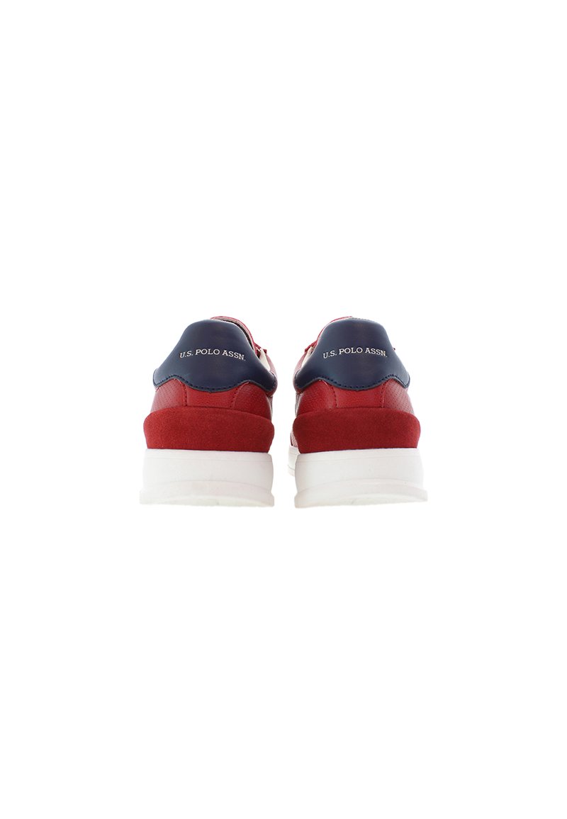 Baskets de sport rouges et bleu marine en matériaux suédés et synthétiques, avec une semelle blanche et un logo en relief sur le talon.