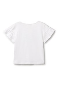Camiseta blanca de manga corta con escote redondeado, fabricada en un tejido ligero y con delicados detalles de volantes en las mangas.