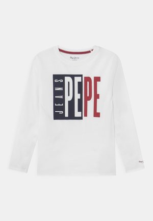 T-shirt bianco a maniche lunghe con un audace design grafico che presenta "PEPE" in rosso e blu sul davanti, con la parola "JEANS" sopra.