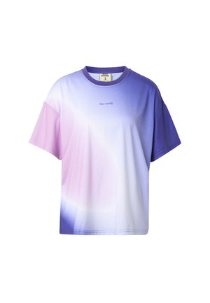 Lyhythihainen ylisuurikokoinen T-paita, jossa on violetti ja vaaleanpunainen liukuväri, pyöreä pääntie ja pieni "Just Rhyse" -teksti rinnassa.