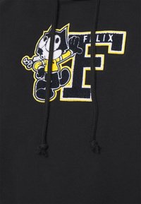 Černá mikina s kapucí s vyšitým motivem Felixe kočky v žluté a bílé barvě, se stahovací šňůrkou a viditelnou texturou látky.