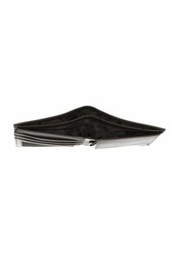 Cartera bifold de cuero negro abierta, mostrando compartimentos vacíos y ranuras para tarjetas en su interior, sobre un fondo blanco.