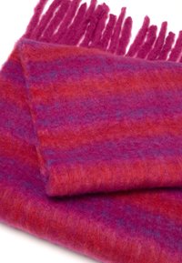 Sciarpa lavorata a maglia in vivaci tonalità di rosa e arancione, caratterizzata da una consistenza morbida e dettagli in frangia su un lato.