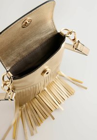 Goldfarbener metallischer Handtasche mit Fransenverzierung am unteren Rand, schwarzem Innenraum, Druckverschluss und goldenen Hardware-Akzenten. Kompakte Bauweise.