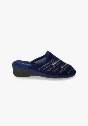 Pantofole blu navy in velluto, con dettagli metallici a borchie, soletta imbottita e un tacco a zeppa in gomma nera bassa.